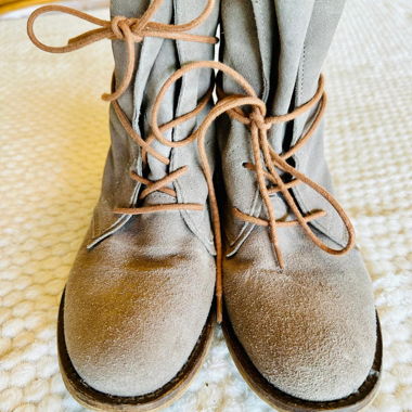 Stivaletti in camoscio beige