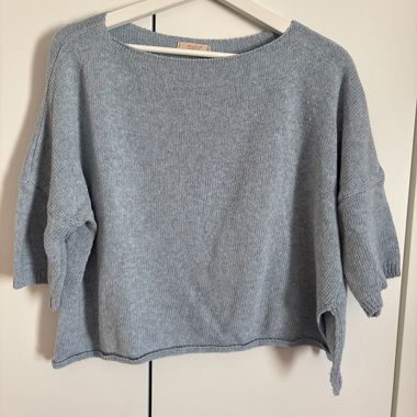Light blue cropped sweater with mid-length sleeves