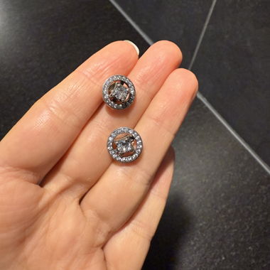 Orecchini (marca sconosciuta) - mai indossati
Probabilmente in argento