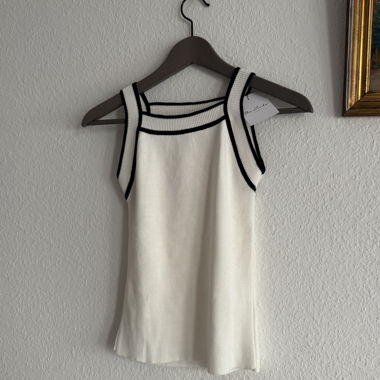 Top in maglia bianca senza maniche