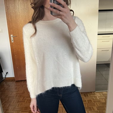 Maglione soffice bianco con scollo rotondo