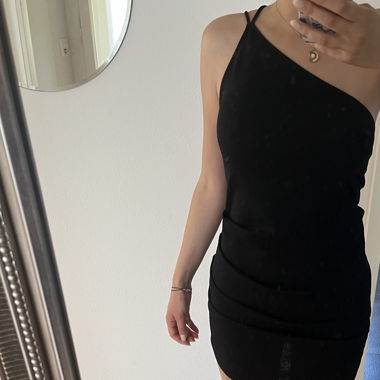 Schwarzes Kleid