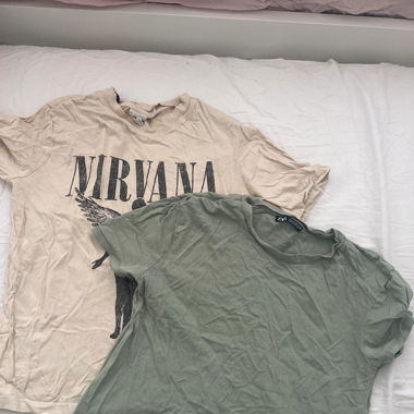 2 t-shirts vert et crème 