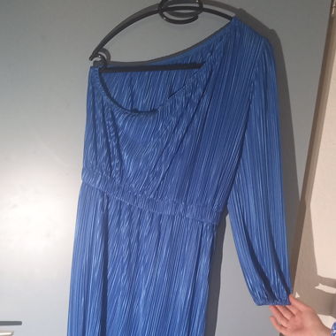 Einärmeliges kleid