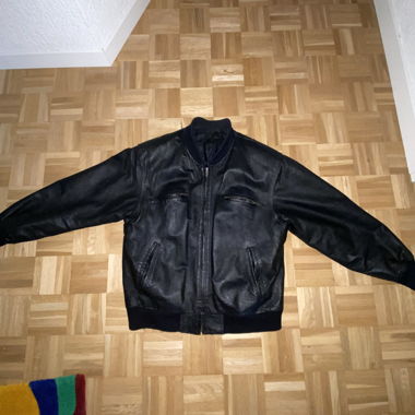 schwarze Lederjacke