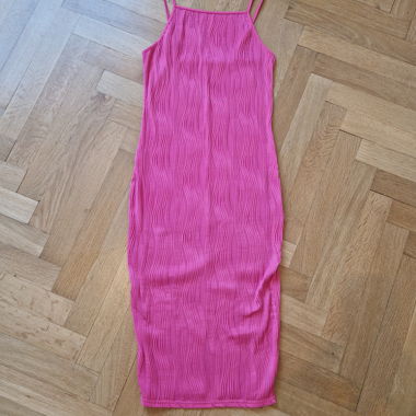 Abito midi aderente rosa con spalline sottili
