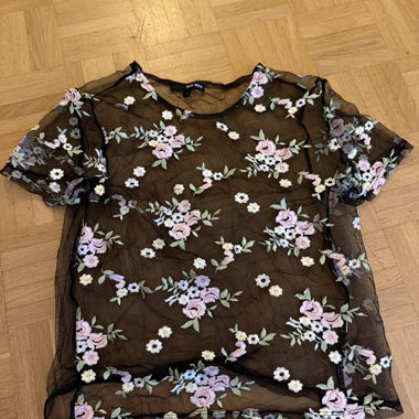 Top in tulle nero ricamato con fiori