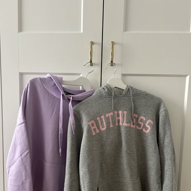 2 Kaputzenpullover