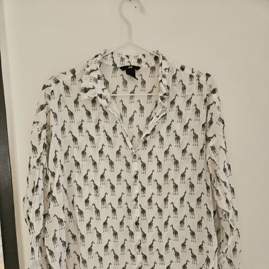 Weisse Bluse mit Giraffen