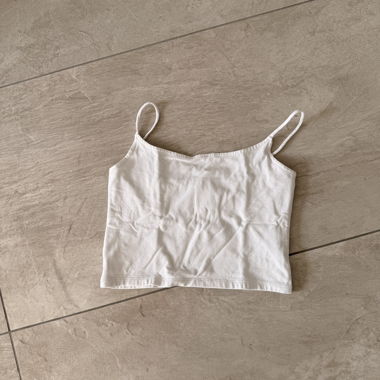 Haut blanc à fines bretelles