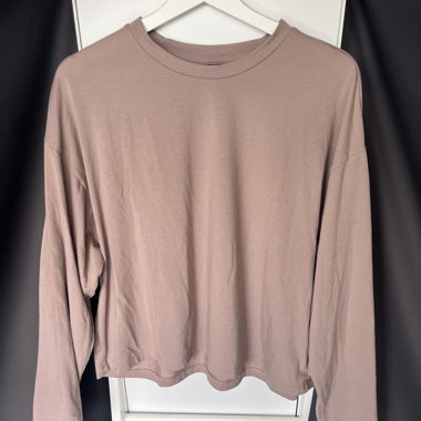 Set loungewear beige con maglia e pantaloni