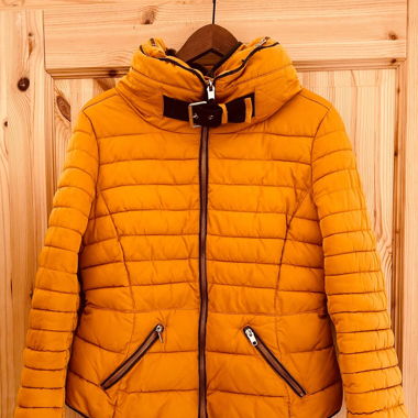 Senfgelbe Daunenjacke von Zara