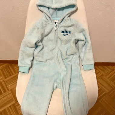 Dicke Nike-Einteiler Grösse 86–92