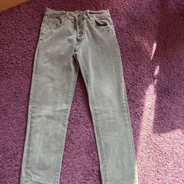 Graue Jeans