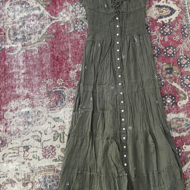 Verziertes Kleid in Olivgrün