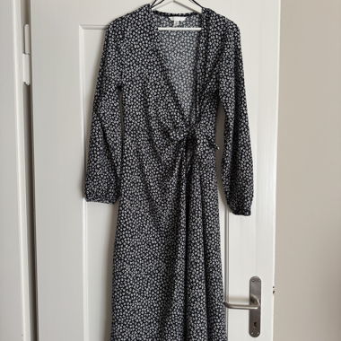 Schwarzes Wickelkleid mit Blumenmuster, Gr. M