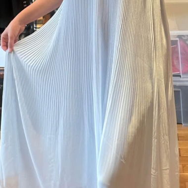 Schönes langes himmelblaues plissiertes Kleid