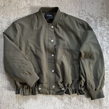 Olivgrüne Bomberjacke STUDIO