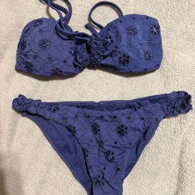 Bikini blu scuro con ricamo floreale
