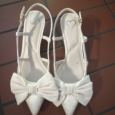 Scarpe slingback bianche con fiocco