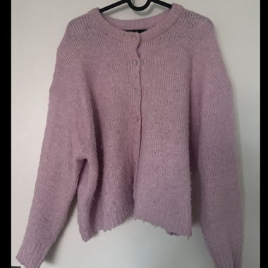 Cardigan in maglia rosa con abbottonatura