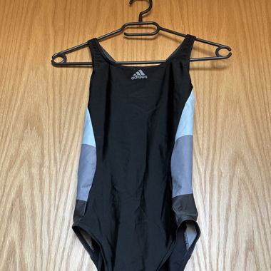 Adidas Badeanzug mit offenem Rücken