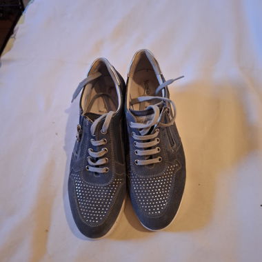 Sneakers grigie con lacci
