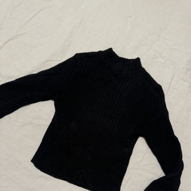 Crop top colle roulé noir avec petit dos nu