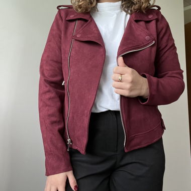 rote Übergangsjacke