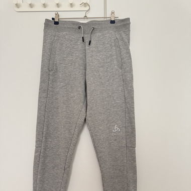 graue Trainerhosen