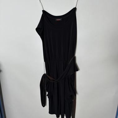 Schwarzes ärmelloses Kleid