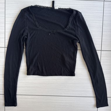 Top crop nero con pizzo