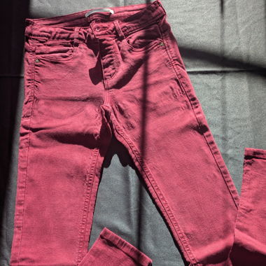 Bordeauxrote Zara Trafaluc Jeans