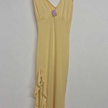 Gelbes langes Kleid mit Schlitz