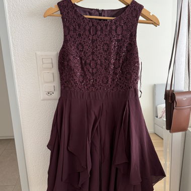 Bordeaux Spitzenkleid