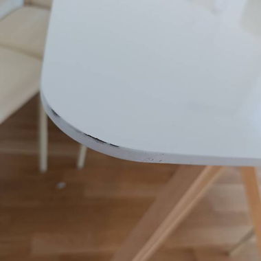 Weisser Esstisch