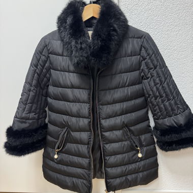 Cappotto corto trapuntato nero con pelliccia maniche 3/4