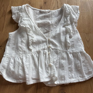 Top bianco con volant Stradivarius