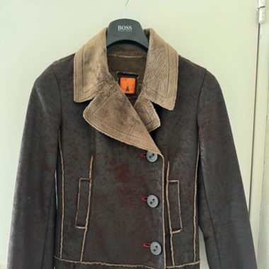 Manteau marron long à revers et gros bouton fourré