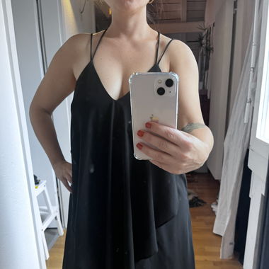 Schwarzes Kleid