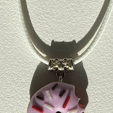 Weiße Lederband Kette mit Donut Anhänger