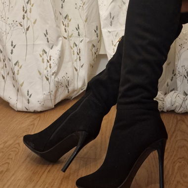 Over the knee sued boots 