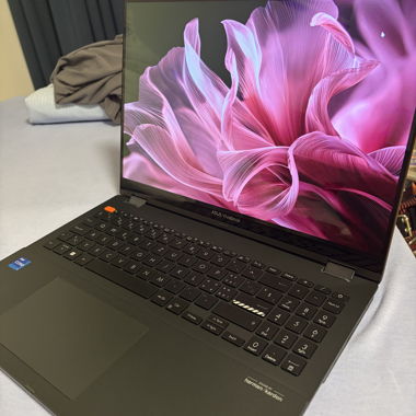 Laptop ASUS Vivobook incluant accessoires