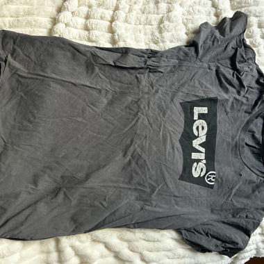 Grey Levi’s shirt 