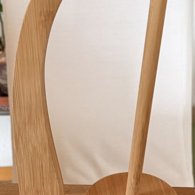 Magnetic yarn holder