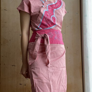 Asiatisch bestickte Kurzarm-Bluse und Rock