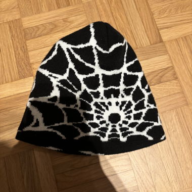 Bonnet noir et blanc avec motif toile d'araignée