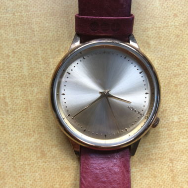 Komono Analog Uhr mit rotem Lederarmband