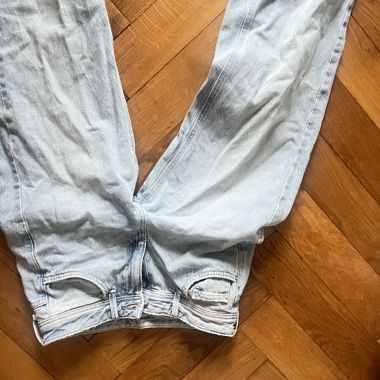 Jeans a vita bassa a gamba larga