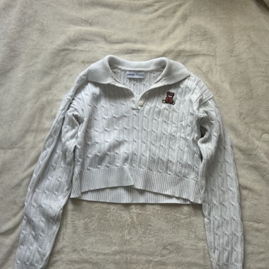 Maglione bianco lavorato a maglia con colletto e orsetto